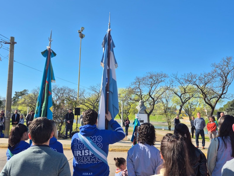 En el busto de Sarmiento se conmemor el Da del Maestro